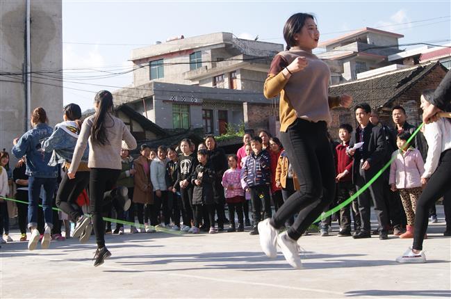 罗洪镇女教师花式跳绳尽显女神风采_乡镇动态_隆回县人民政府