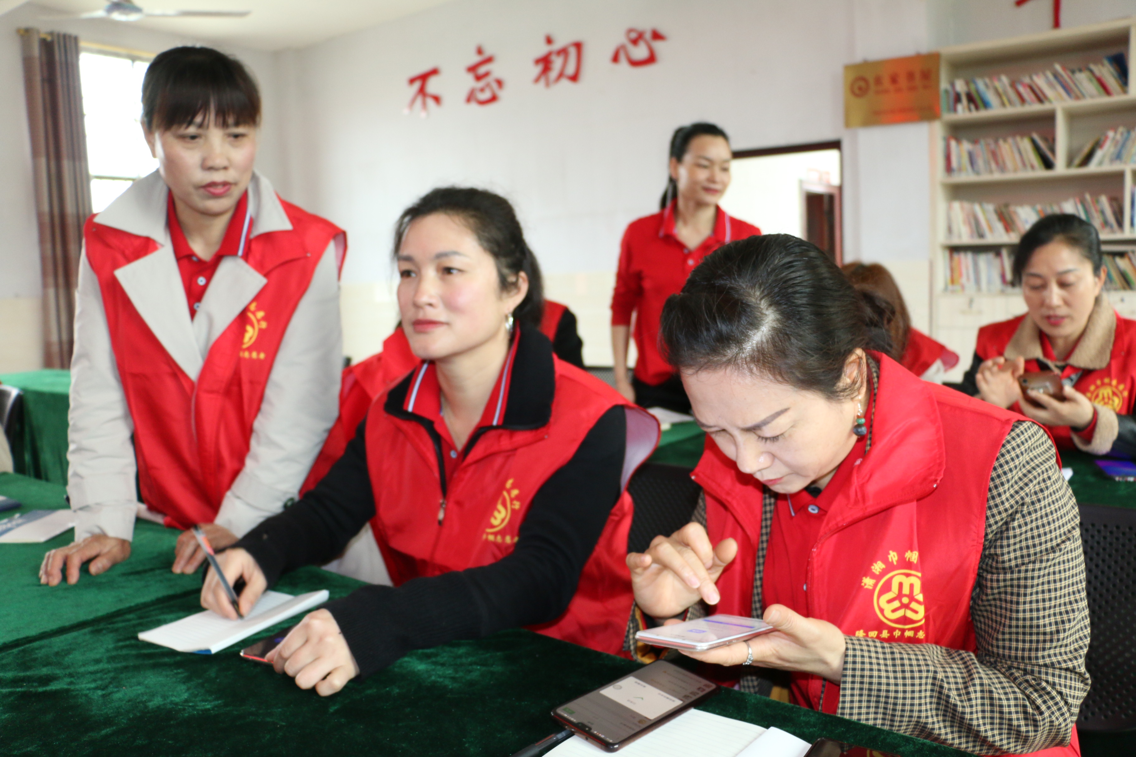 者精神,先后组织隆回县各乡镇,村居2万余名妇女加入巾帼志愿者服务队